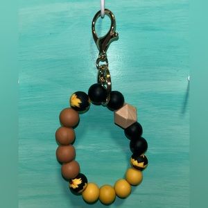 Silicone bead keychain with stretchy band.